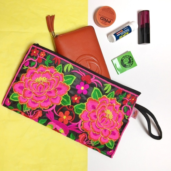 NWOT Small embroidered clutch - Picture 1 of 4